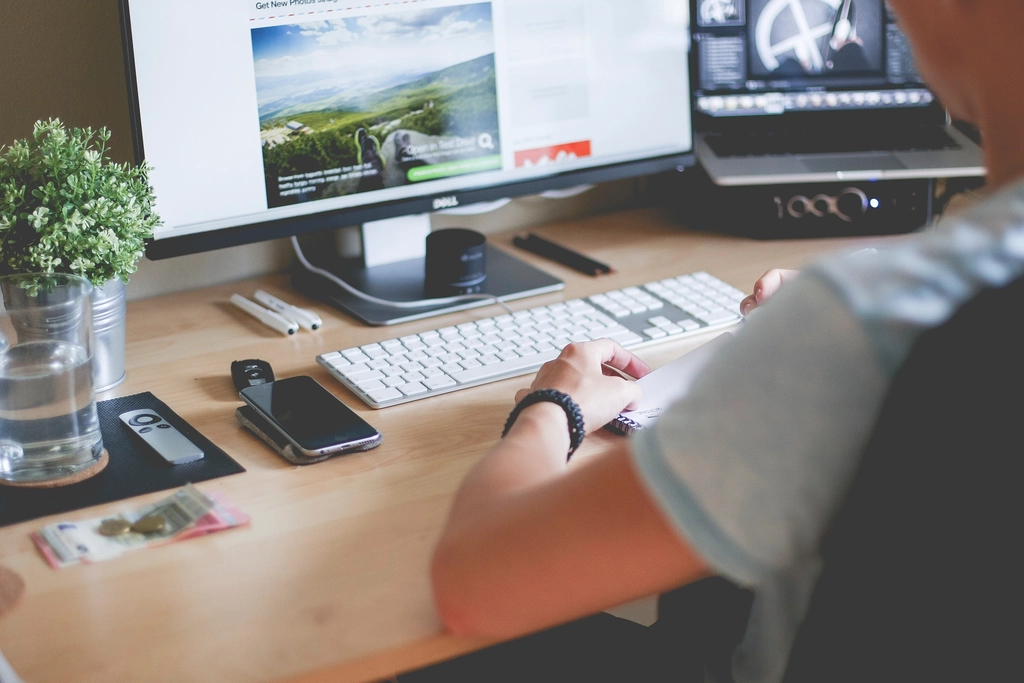 Cómo crear una página web con IA sin perder calidad